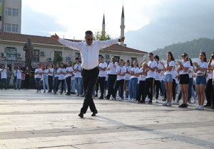 Bakan Topalolu Cumhuriyet Kutlamasnda Zeybekle Cotu